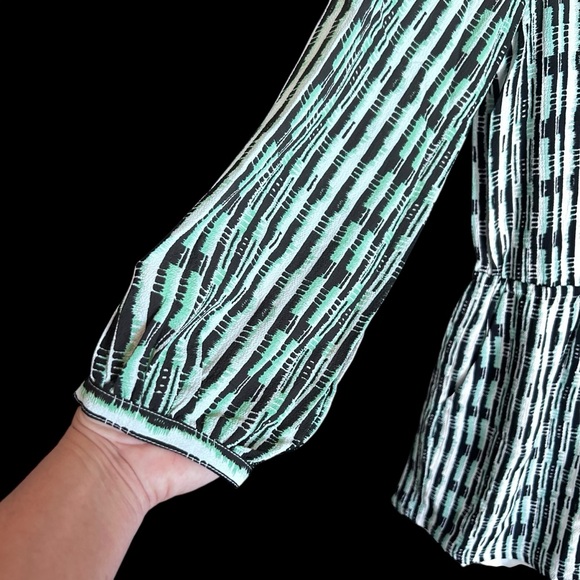 Jenn. Women’s Large Lined Romper Balloon Sleeves Green & White V-Neck - Picture 3 of 8